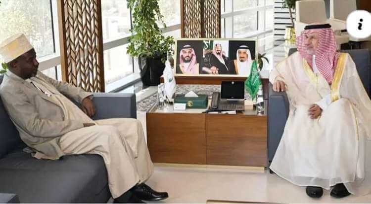 السفير القمري في الرياض يبحث مع الدكتور الربيعة تعزيز التعاون الإنساني والإغاثي بين جزر القمر والمملكة