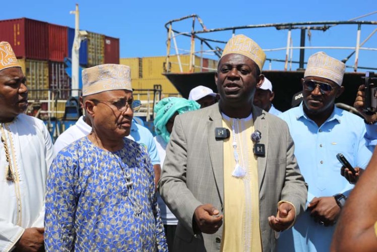 Centre douanier Moroni Port I Le ministre des Finances s’enquiert des conditions…