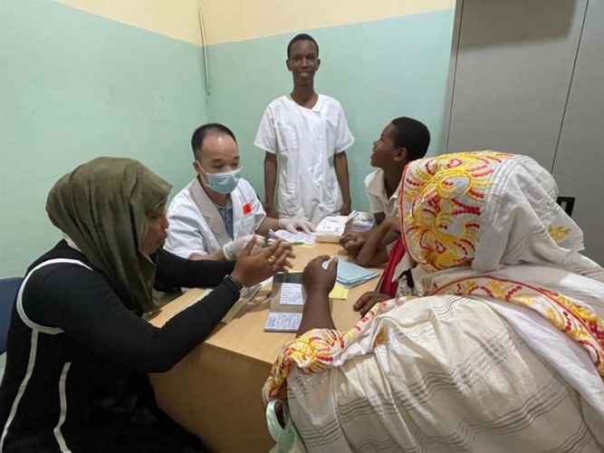 Coopération sino-comorienne I Des médecins chinois effectuent des consultations…