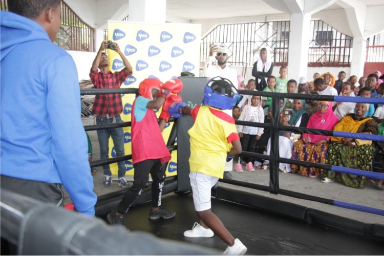 Un ring portable remis à l’école de boxe de Sambambodoni