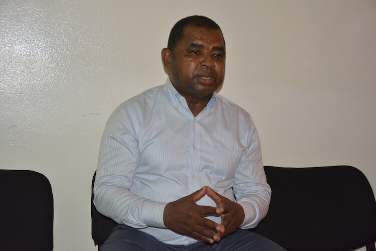 Mouigni Baraka et le Député Ali Mhadji empêchés de prendre un vol à l'aéroport de Hahaya Mouigni Baraka et le Député Ali Mhadji empêchés de prendre un vol à l'aéroport de Hahaya