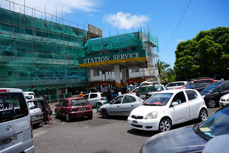 الشركة القمرية للمحروقات تطمئن: المخزون كافٍ رغم قلق المواطنين من تأثير الحرب في الشرق الأوسط