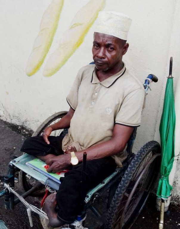Il remet la quasi-totalité de son salaire, 140.000 francs, à un handicapé de la capitale Il remet la quasi-totalité de son salaire, 140.000 francs, à un handicapé de la capitale