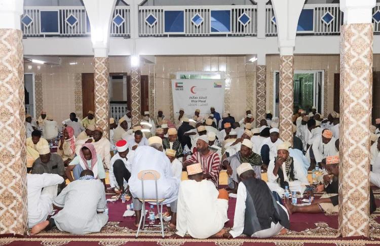 سفارة الإمارات تنظم مبادرة إفطار صائم في جزر القمر بدعم من الهلال الأحمر الإماراتي