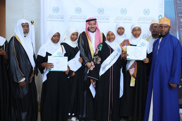 84 ناجحًا من أصل 193 مترشحًا: رابطة العالم الإسلامي تكرّم المتفوقين في الشهادة الثانوية بمعهدي موروني وميتساميهولي