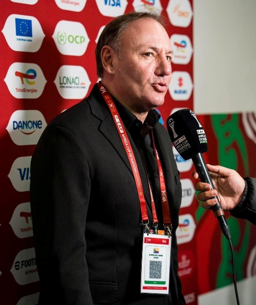 بعد سجل حافل من الإنجازات: المدرب الإيطالي ستيفانو كوزين يختتم مسيرته مع المنتخب القمري لكرة القدم