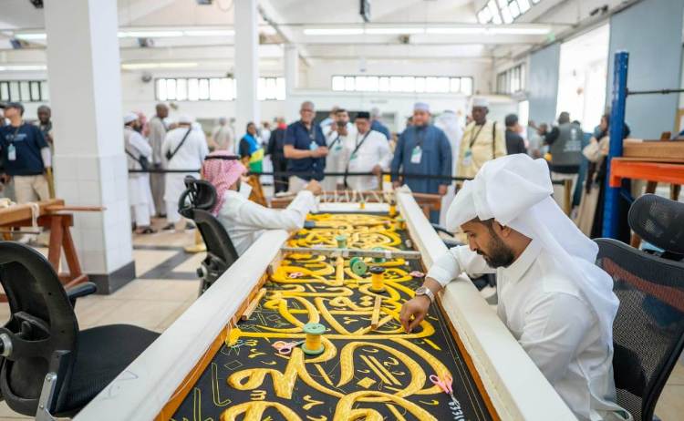 ضيوف برنامج خادم الحرمين الشريفين يزورون مصنع كسوة الكعبة ومعرض الوحي